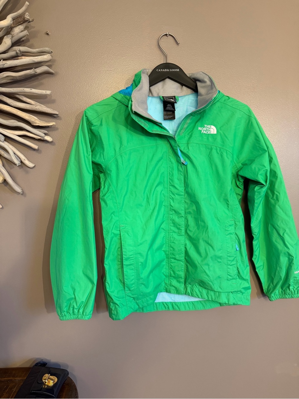 North Face Wind/Rain Jacket Girls 10/12 in green